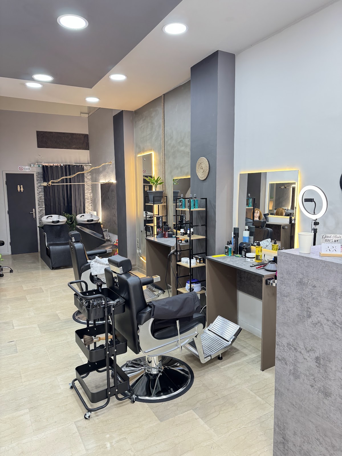 Η ελεύθερη θέση εργασίας στο Johnny Hair Lab