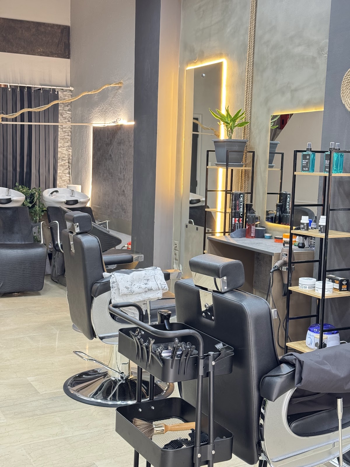 Το εσωτερικό του Johnny Hair Lab με τις καρέκλες barber