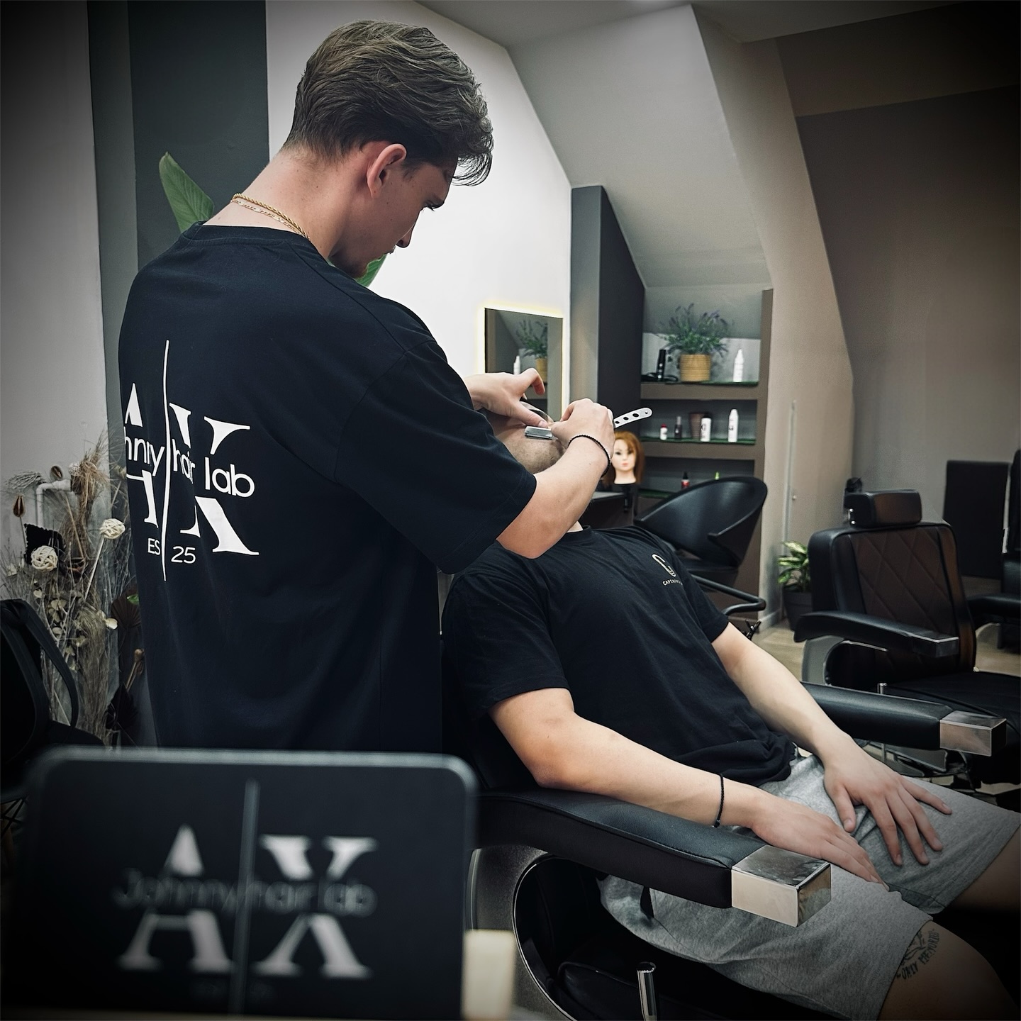 Ο Τζόνι εν ώρα δουλειάς στο Johnny Hair Lab