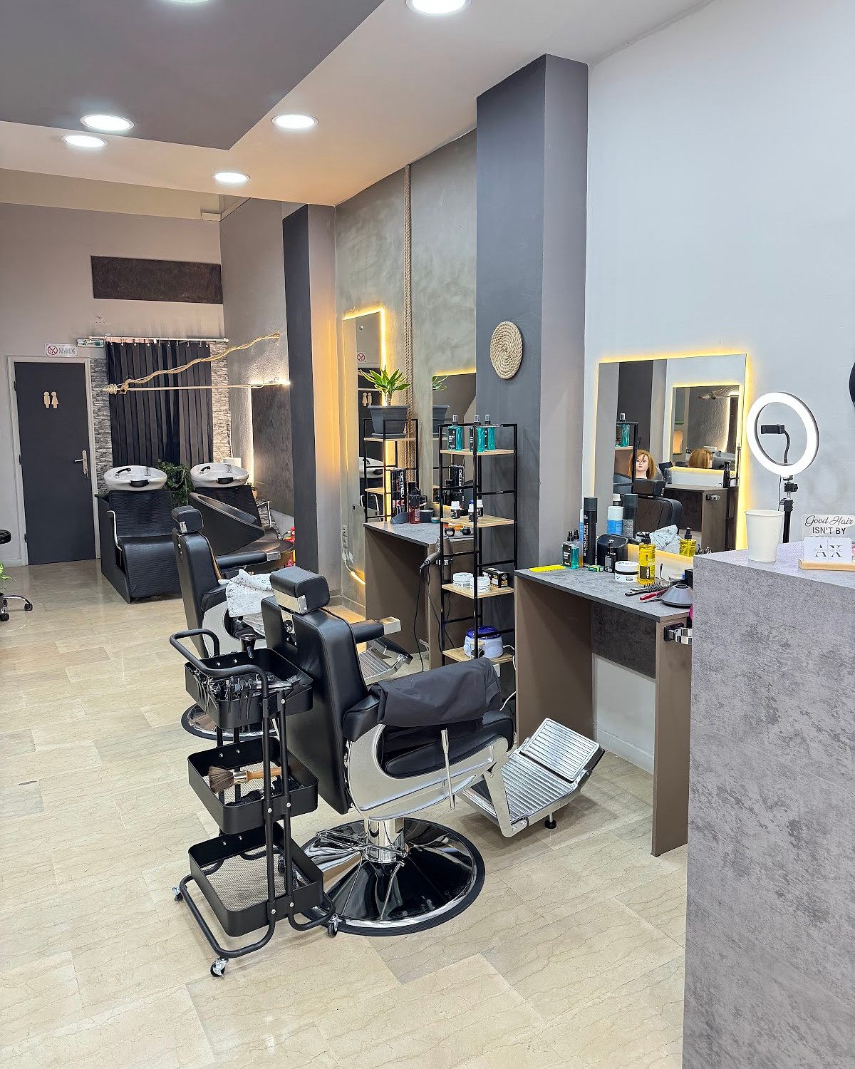 Η ελεύθερη θέση εργασίας στο Johnny Hair Lab